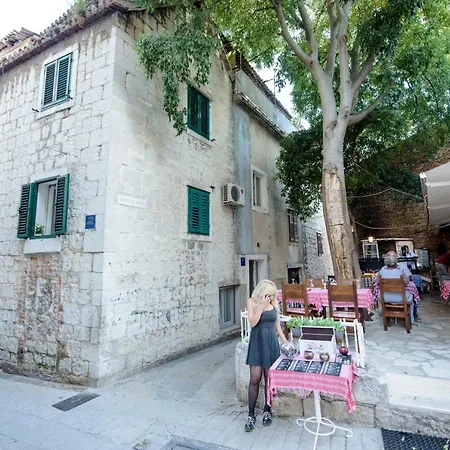 Lucy In Centre Vendégház 4*