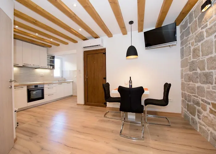 Lucy In Centre 4* Split