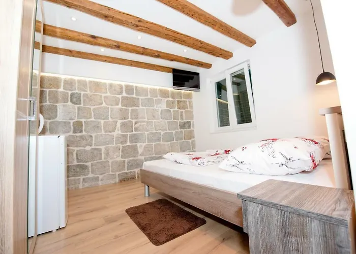 Lucy In Centre 4* Split