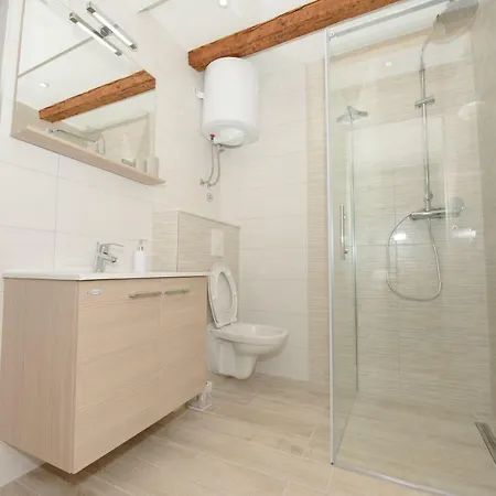 Lucy In Centre Gæstehus 4*